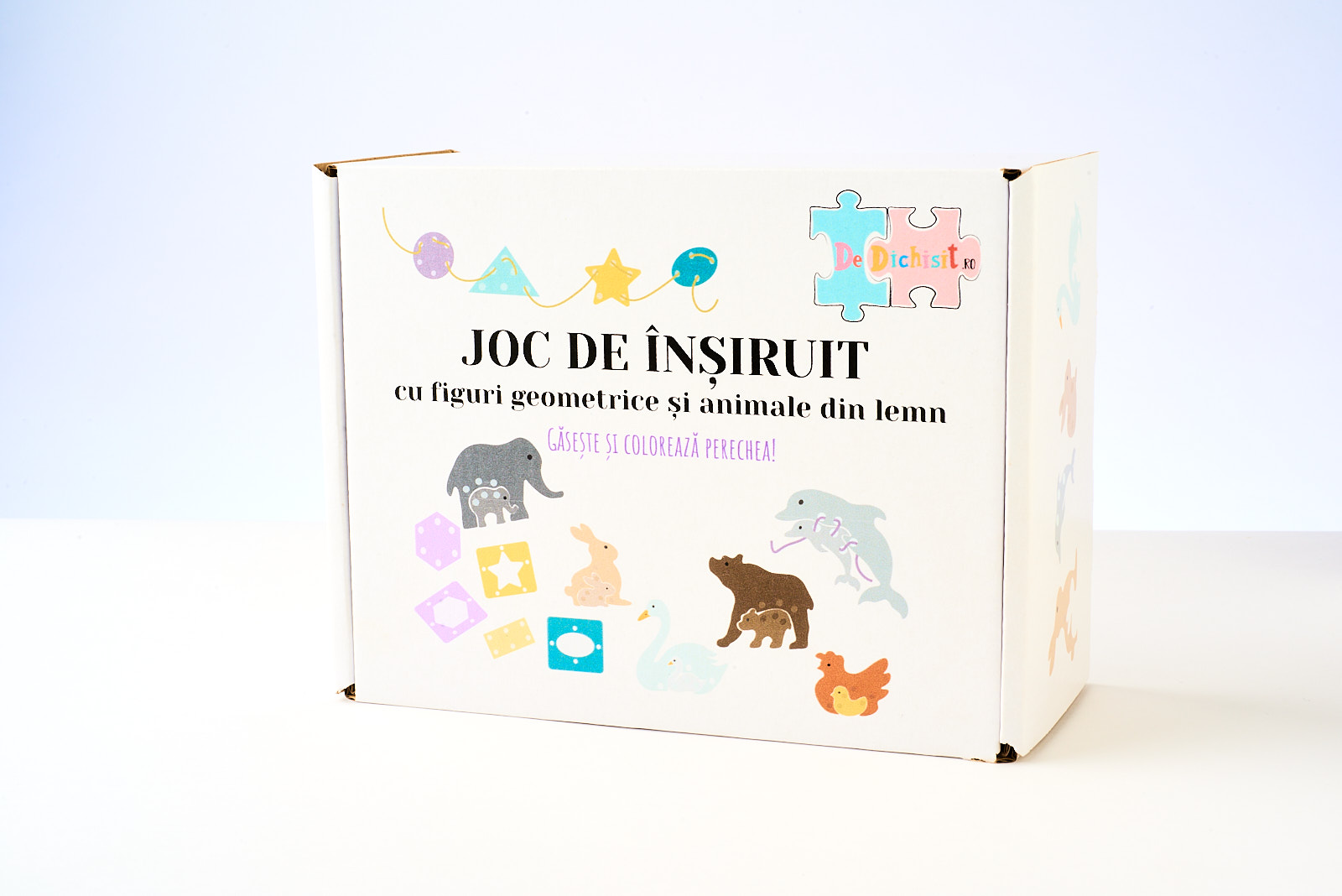 Joc de înșiruit cu figuri geometrice și animale din lemn